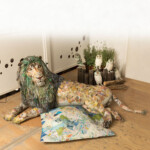 緑の風<br />
あひる ahiru<br />
お疲れ様です。
ライオンにもたれてひと休みして下さい。
またがってみてもイイですよ。
新聞紙のクッションもご用意しました。
ごゆっくりどうぞ。