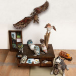 NEWSPAPER OWLS<br/>
あひる ahiru<br/>
<p align="left">今回は黄色い目玉のふくろうたちを新聞紙で作りました。部屋中を新聞紙だらけにしながら、折ったり、丸めたり、ちぎったり、切ったり、貼ったり、カラーの全面広告が思わぬ効果を出してくれたり、無我夢中で作っています。どことなくひょうきんで愛くるしいふくろうたちをながめてほっこりしてください。</p>