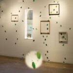 カエルが逃げた!<br />
上仲 竜太 Ryuta UenakaRy<br />
絵の中から、カエルが逃げた!
これじゃ、せっかくの展覧会が台無しだ。
誰かカエルを捕まえて!