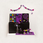 むらさきのほし<br />
植村 美智子 Michiko Uemura<br />
自然も生き物もみんな紫色の惑星。
ほぼネコしかいない…
「こんな世界に行ってみたい!」を羊毛フェルトで作りました。