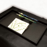 Leaf / faeL<br />
大越 智昭 Tomoaki Okoshi<br />
硬質なガラスから生み出される自然のカタチ。
ガラスを素材にしてペンを作り、ドローイングで自然を表現しました。
透き通ったガラスから生み出される
クリアーなイメージは自然との距離を
限りなく近いものにしてくれるように思います。