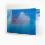 UJI BLUE<Br />
大村 雪子 Yukiko Ohmura<Br />
新幹線の車窓越に霞から薄らみえる富士山。むしろこの姿しか観たことがない。わたしの心のなかにいる富士山は白でも、赤でもなく、あおい富士でした。