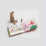 ピンクの電車 <br/>
近藤 亜未 Ami Kondoh<br/>
学生時代に作った絵本の第二弾です。
うさぎのみいちゃんがピンクの電車で旅をするお話です。