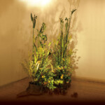 結実・躍動<br/>
阪上 泰子 Yasuko Sakaue<br/>
人の歩み、みのり、前進、みのりを積み重ね重ね、自分の目的に、自分に与えられた活力で、歩む。イエローは、秋の実りの果実、躍動。