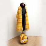 黄紅葉を装う<br/>
佐藤 佳奈子 Kanako Sato<br/>
黄色は、陽気で明るく楽しい気分にしてくれる色。草木染めとナチュラルカラーの黄色い羊毛たちを、
手紡ぎと手織りで、黄色の世界へ開放してみました。