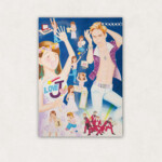 アイドルに夢中!<br />
タナカ ハルヨ Haruyo Tanaka<br />
アイドルには、イメージカラーがつきもの。
某国民的グループの紫アイドルに夢中の彼女。
彼女の頭の中は、紫でいっぱい…?