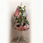 光合成<br />
田中 遥 Haruka Tanaka<br />
光合成するのは植物だけではない。
藻の葉緑体を奪い取って
生きているウミウシをモチーフにつくりました。