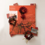 moroccan red wall〜モロッコの赤い壁〜<br />
西川 かがり Kagari Nishikawa<br />
サハラの砂のせいだろうか、
モロッコの壁はどれも錆びた鉄と砂のアートだ。
そんな壁にはドライなダスティフラワーがよく似合う。
今日も赤い夕陽を背にして、ラクダ達が行進しているだろう
彼の地に想いを馳せて。