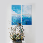 BLUE BIRD’S DREAM<Br />
西川 かがり Kagari Nishikawa<Br />
青い鳥がいつも見ているのは、カゴの中からの四角い窓の青い空遥か遠くのモロッコにシャウエンという青1色の街があるよと雲が教えてくれた。そこに行けば、私も空も街も境目のないブルーになれる?今青い鳥が夢見ているのは、そんなふうな事。