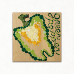 Green Magic <br />
林 ひろみ Hiromi Hayashi<br />
嫌いな野菜の定番と言えば、私です。
そんなにお嫌いですか?
じっくりご覧いただこうと縦に割ってみました。
正直、中身はスカスカだしデコボコもしています。
でも緑の濃淡が美しくないですか?並んだ種が可愛くないですか?
英語ではGreen Pepper ちょっといい感じではありませんか?
そんな私ですが少しでも好きになってくれたら嬉しいです。