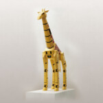 キリンロボット<br/>
マキノ シュンイチ Shunichi Makino<br/>
動物型のロボットをオリジナルにデザインしペーパークラフトに設計して組み立てました。黄色のメカなので重機っぽい雰囲気にしてみました。