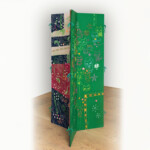 黒板というのに<br />
渡部 幸恵 Yukie Watanabe<br />
2014年ブラック展の際にブラック=黒=黒板を制作しました。
そこから3年。
今年の夏、グリーン展を前に新たな黒板塗料と出会い、
今度は字ではなく色としてのイメージでの黒板。