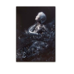 纏う黒の境界線<br/>
小川 治策 Jisaku Ogawa<br/>
私の中で「黒」は静寂をイメージさせる色、夜の色、落ち着く色。黒を纏って深い眠りの底で“白(光)の世界”へ飛び立つ力を蓄え癒される。
一色で塗りつぶされた「黒の世界」から「白の世界」へ移行するほんの一瞬、両方の世界が最も美しく混ぜ合わされる瞬間がある。
「黒」が無限の階調と溢れる表情を帯びる「黒と白の境界線」と呼ばれる瞬間である。