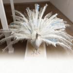 White peacock<br />
なんめん よしこ AHIRU<br />
GoleからStart 単色カラーパーティはいったんゴール。でもこの次はツートンカラーパーティかもしれない。色をテーマにすると無限に遊べそうです。アニマルアーティストとして、白い孔雀でカラーパーティのその広がりと飛躍を表しました。
