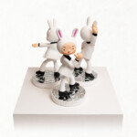 Staying Alive<br />
ごとう ゆき Yuki Goto<br />
以前ブラックの時にリクルートスーツの学生たちを作ったのですが、じゃ今回もスーツにしようと思ったらこれが頭から離れなくなりました。偶然ですがBGMの歌の中の言葉がちょうど気に入ったのでタイトルにしました。
